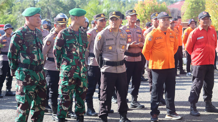 SIAGA KARHUTLA : Kapolres Gumas AKBP Heru Eko Wibowo bersama Danramil 1016-06 Kurun Kapten Inf Juni Wijaya, PJU dan personel Polres, TNI, BPBD serta Manggala Agni ikuti apel kesiapsigaan Karhutla
