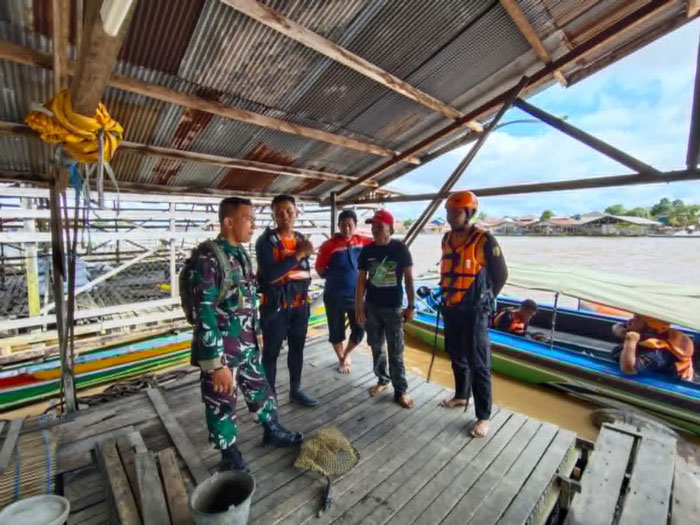 PENCARIAN : Tim SAR gabungan berkoordinasi untuk pencarian Laili Ajumi alias Ucok (45) warga Jalan dr. Murjani Gang Jingah, Kelurahan Pahandut, Palangka Raya yang hilang tenggelam di Sungai Kahayan