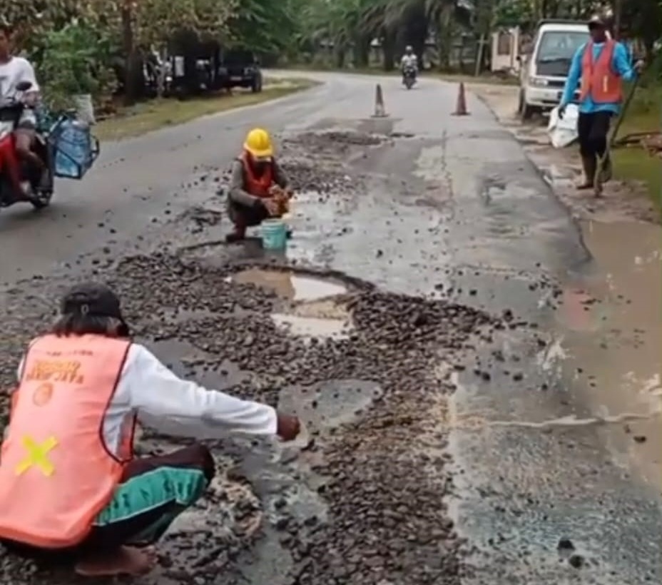 JAGA JALAN: Tim Satgas Bina Marga Dinas PUPR Kobar menangani jalan berlubang dan sumbatan pada drainase.