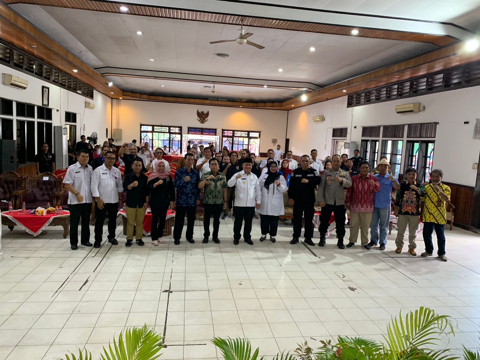 DORONG JURNALIS BERKUALITAS: Bupati Kotim Halikinnor dan sejumlah pejabat lainnya saat menghadiri kegiatan konferensi PWI Kotim, Rabu (14/5).