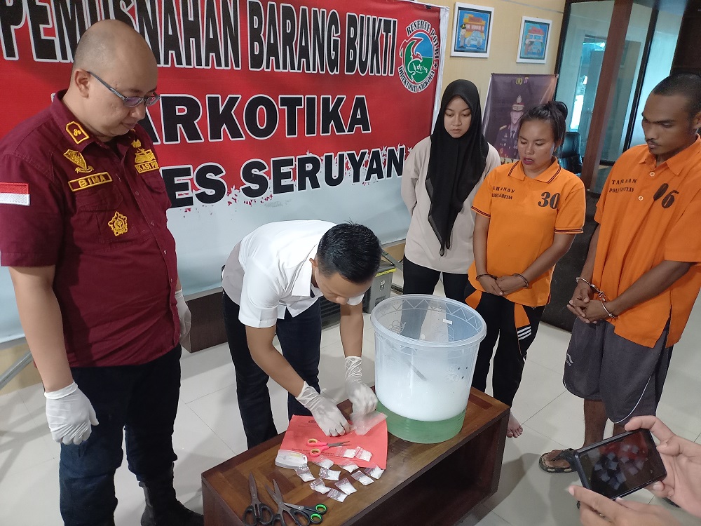 Pemusnahan narkoba jenis sabu yang dilakukan di Mapolres Seruyan dan disaksikan sejumlah perwakilan instansi terkait dari pemerintahan dan kejaksaan, Jumat (16/5) lalu