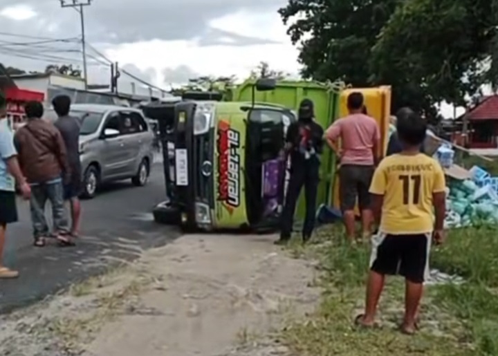 BAN PECAH: Kecelakaan lalu lintas di Jalan Utama Pasir Panjang, Desa Batu Belaman, Kecamatan Kumai, Kabupaten Kotawaringin Timur, belum lama ini.AGUS FOR RADAR PANGKALAN BUN&nbsp;