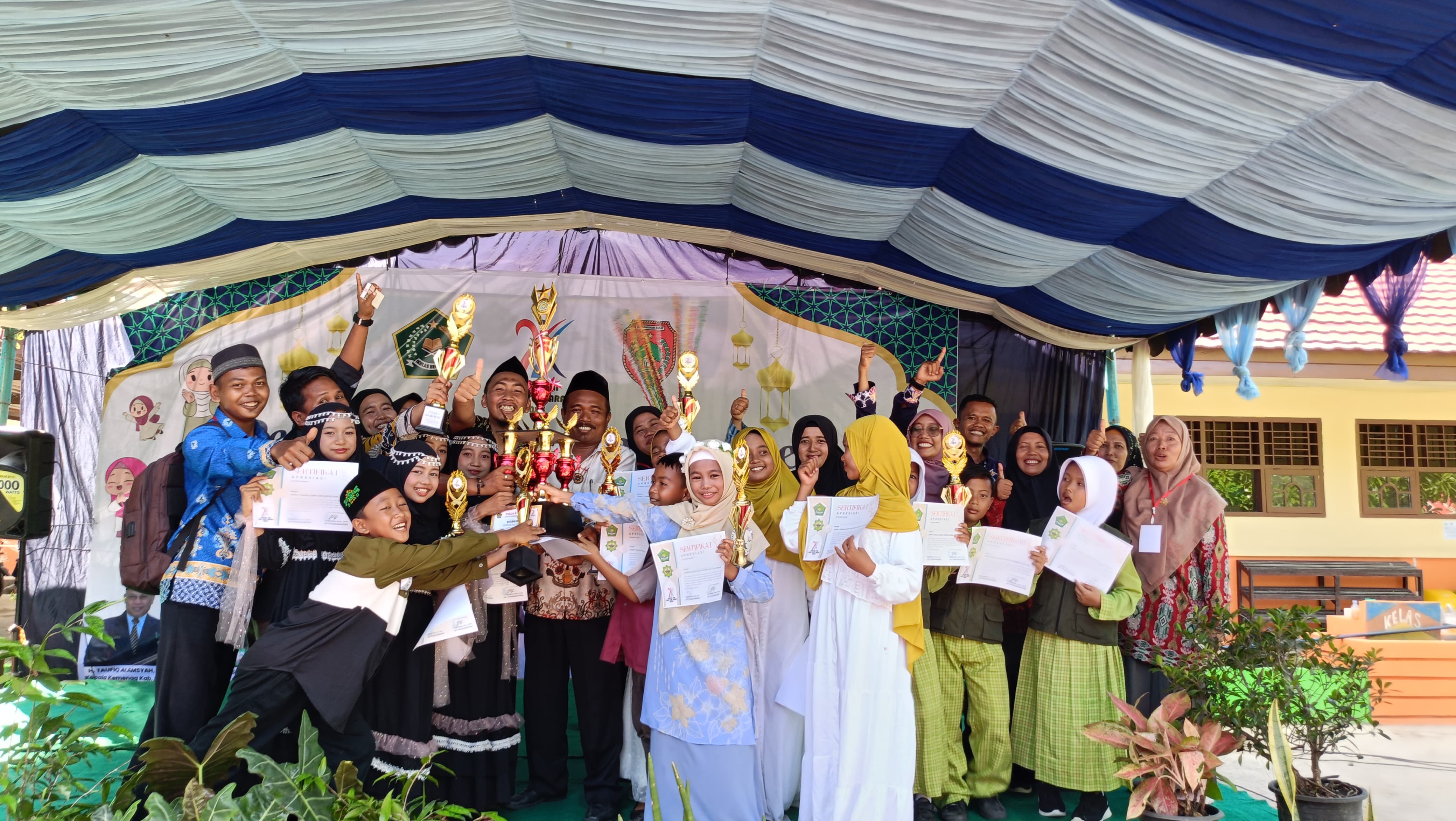 JUARA UMUM: Kontingen PENTAS PAI Kecamatan Pangkalan Banteng saat merayakan capaian juara umum tingkat Kabupaten Kotawaringin Barat. (Huda for Radar Sampit)