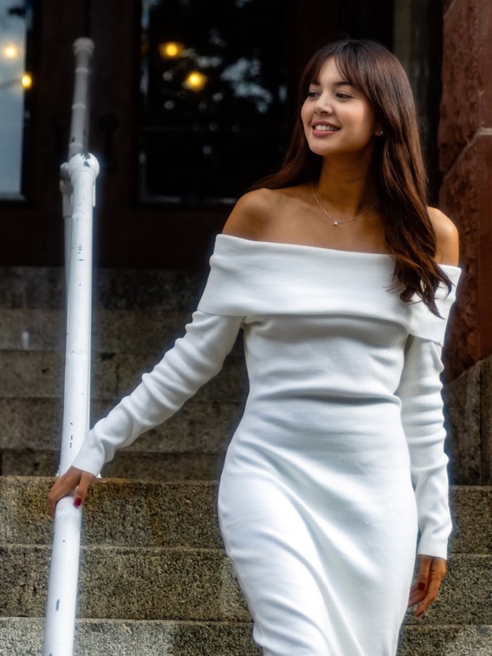 Salah satu pose Aurelie Moeremans