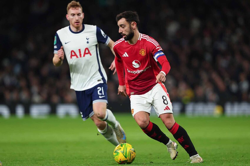 Pertemuan pemain Manchester United dan Tottenham Hotspur di ajang Premier League musim ini.