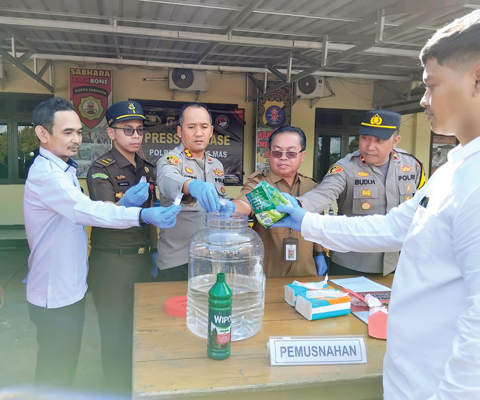 DILARUTKAN : Kapolres Gumas didampingi Asisten III, Kasatres Narkoba, Kapolsek Rungan dan perwakilan Kejaksaan memusnahkan sabu. ARHAM SAID/RADAR SAMPIT
