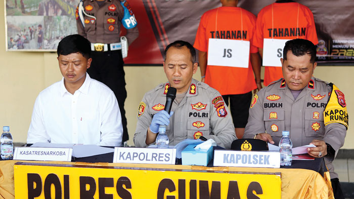 PRESS RILIS : Kapolres Gumas AKBP Heru Eko Wibowo didampingi Kasatres Narkoba Iptu Abi Wahyu Prasetyo, Kapolsek Rungan Ipda Budi Hartono saat melakukan press rilis pengungkapan tindak pidana narkoba