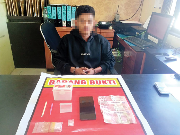 TANGKAP : Satu budak sabu inisial Z (28) Bersama barang bukti diamankan di kantor polisi. POLSEK JAYA KARYA FOR RADAR SAMPIT