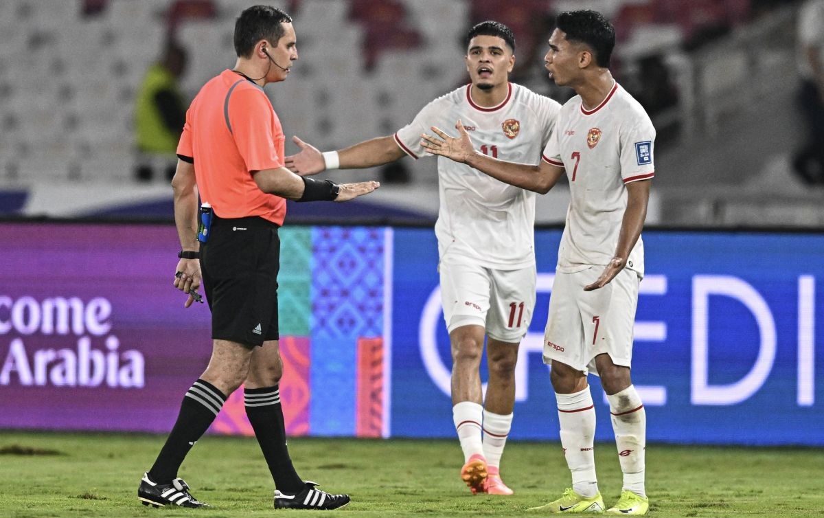 Dua pemain timnas Indonesia Ragnar Oratmangoen dan Marselino Ferdinan, saat memprotes wasit di salah satu laga Kualifikasi Piala Dunia 2026.