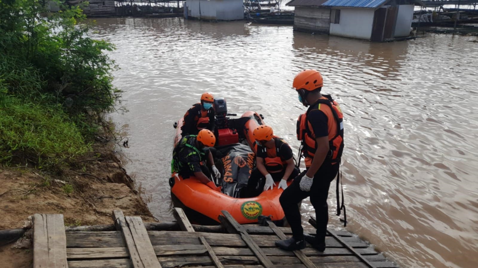 EVAKUASI: Tim SAR Gabungan saat mengevakuasi jenazah Ucok yang tenggelam di Sungai Kahayan sejak Kamis (18/5) lalu. Jasadnya baru ditemukan Minggu (18/5).BASARNAS PALANGKA RAYA UNTUK RADAR SAMPIT