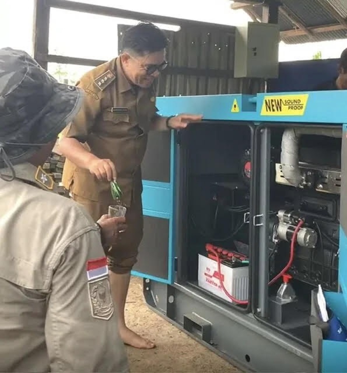 Kepala DESDM Kalteng Vent Disway ketika menapung tawar genset bantuan Gubernur Kalteng untuk warga Desa Lupak Dalam, Kecamatan Kapuas Kuala.