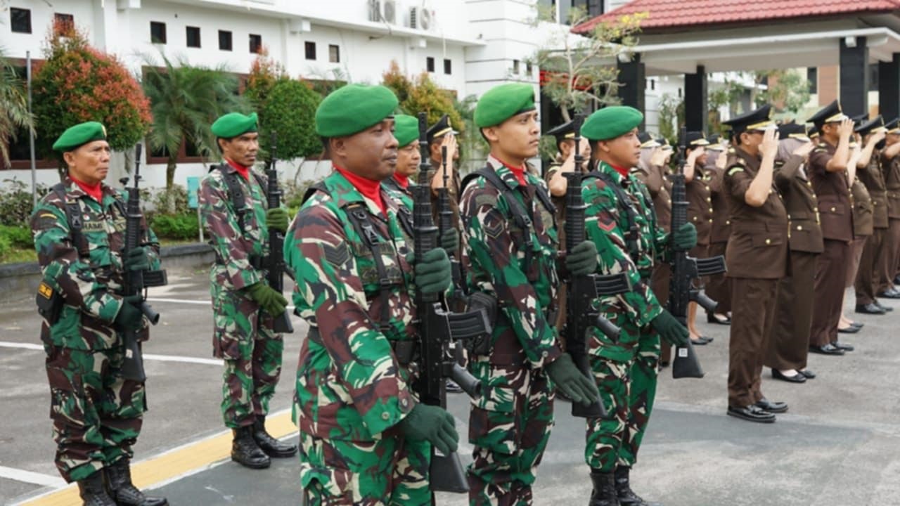 Aparat TNI di Korem Panju Panjung dan  Kodim 1016/PLK,  saat mengikuti apel pengamanan Kejati Kalteng dan Kejari Palangka Raya, Selasa (20/5).