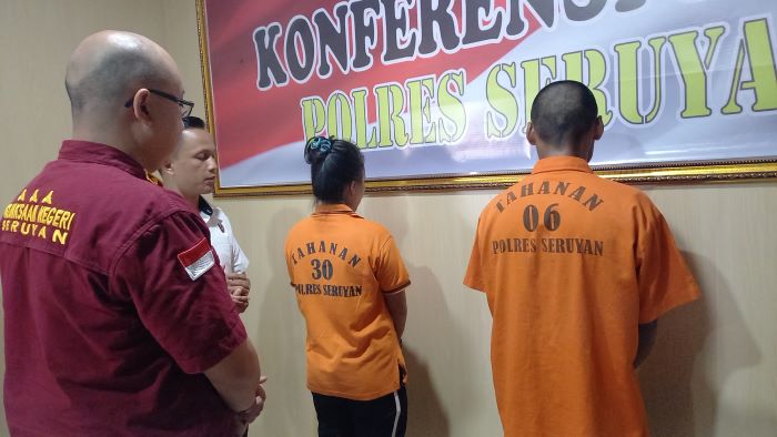PASUTRI : Kasatres Narkoba Polres Seruyan, Iptu Dwi Tri Yanto menginterogasi pasangan suami istri (Pasutri) pengedar sabu-sabu. M. RIFANI DEWANTARA/RADAR SAMPIT