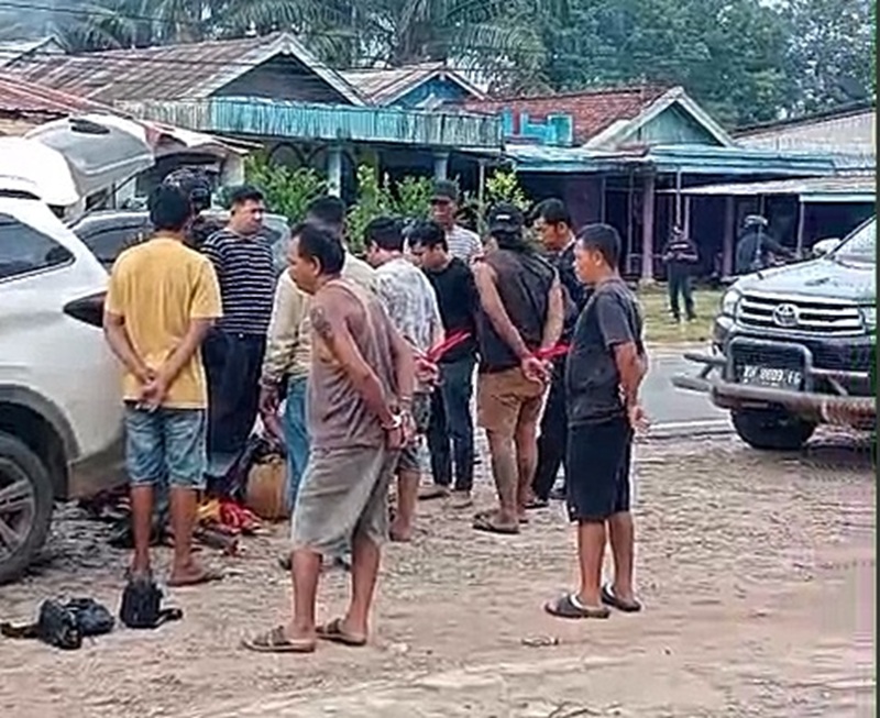 PENANGKAPAN: Sejumlah orang ditangkap aparat kepolisian di Desa Pandu Senjaya, Kecamatan Pangkalan Lada, Kabupaten Kotawaringin Barat, Kalteng, Selasa (20/5/2025)
