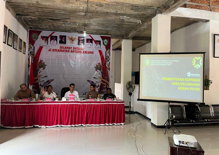 SOSIALISASI: Sosialisasi percepatan pembentukan Koperasi Merah Putih yang dilaksanakan di kecamatan oleh Diskoperindag Kotim.