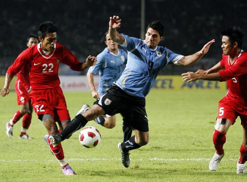 Striker Uruguay Luis Suarez, saat dikepung pemain timnas Indonesia dalam laga persahabatan kedua negara, di tahun 2010 silam.