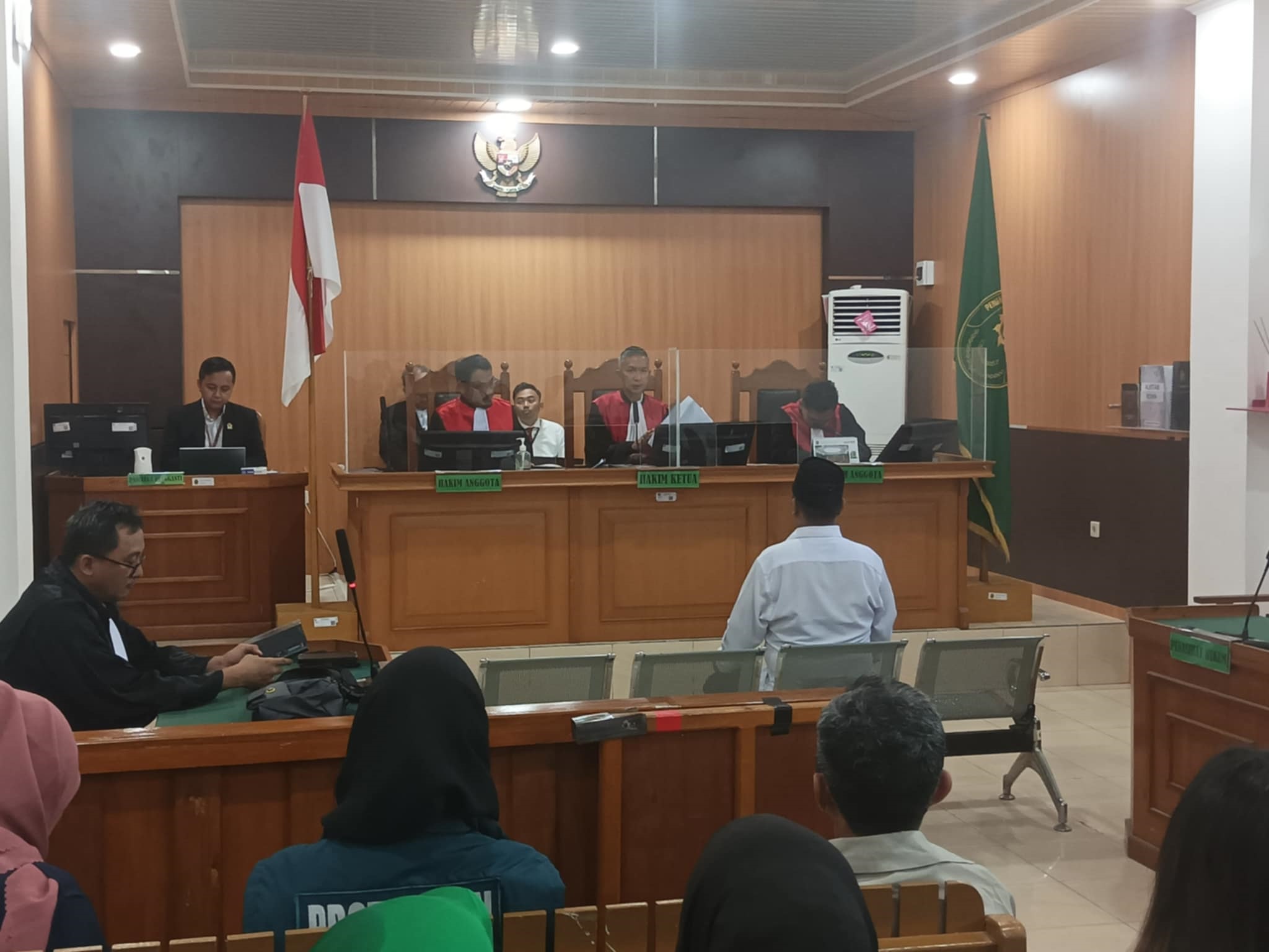 SIDANG: Jalannya sidang pembunuhan terhadap sopir ekspedisi dengan terdakwa mantan polisi Anton Kurniawan dan Haryono di Pengadilan Negeri Palangka Raya, Senin (19/5).DODI/RADAR SAMPIT