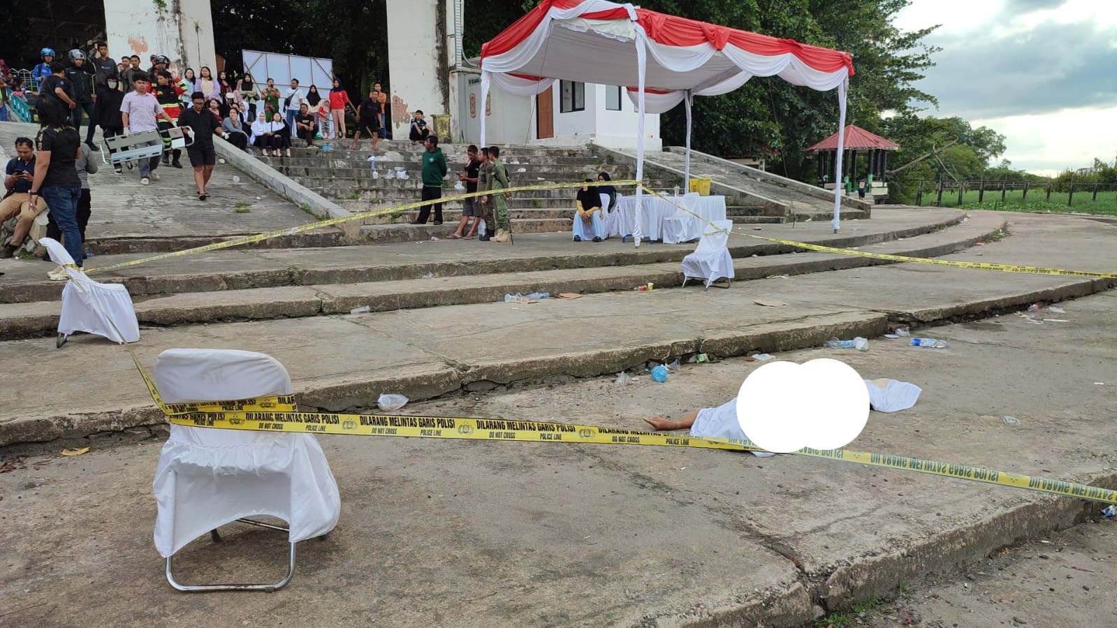 TERJUN BEBAS : tim relawan saat mengevakusi jenazah pria yang belum diketahui identitasnya usai tewas ditempat lantaran terjun dari atas jembatan kahayan.&nbsp;DODI/RADAR&nbsp;SAMPIT