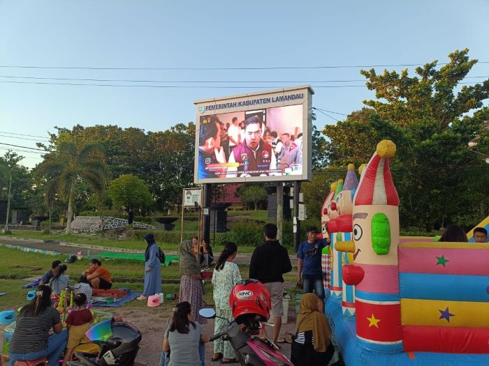 EDUKASI: Polres Lamandau menayangkan video bahaya narkoba melalui media videotron di area taman  bermain anak kawasan Bundaran Rusa Nanga Bulik. RIA M. ANGGREANY/RADAR SAMPIT