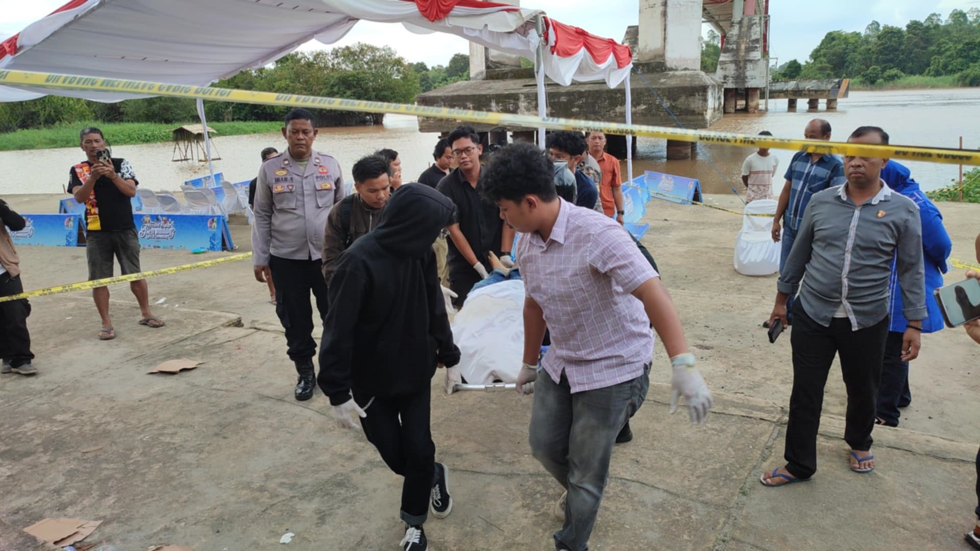 EVAKUASI: Proses evakuasi terhadap jenazah M Zaini, pria lanjut usia yang terjun dari atas Jembatan Kahayan, Palangka Raya, Selasa (20/5).&nbsp;DODI/RADAR SAMPIT