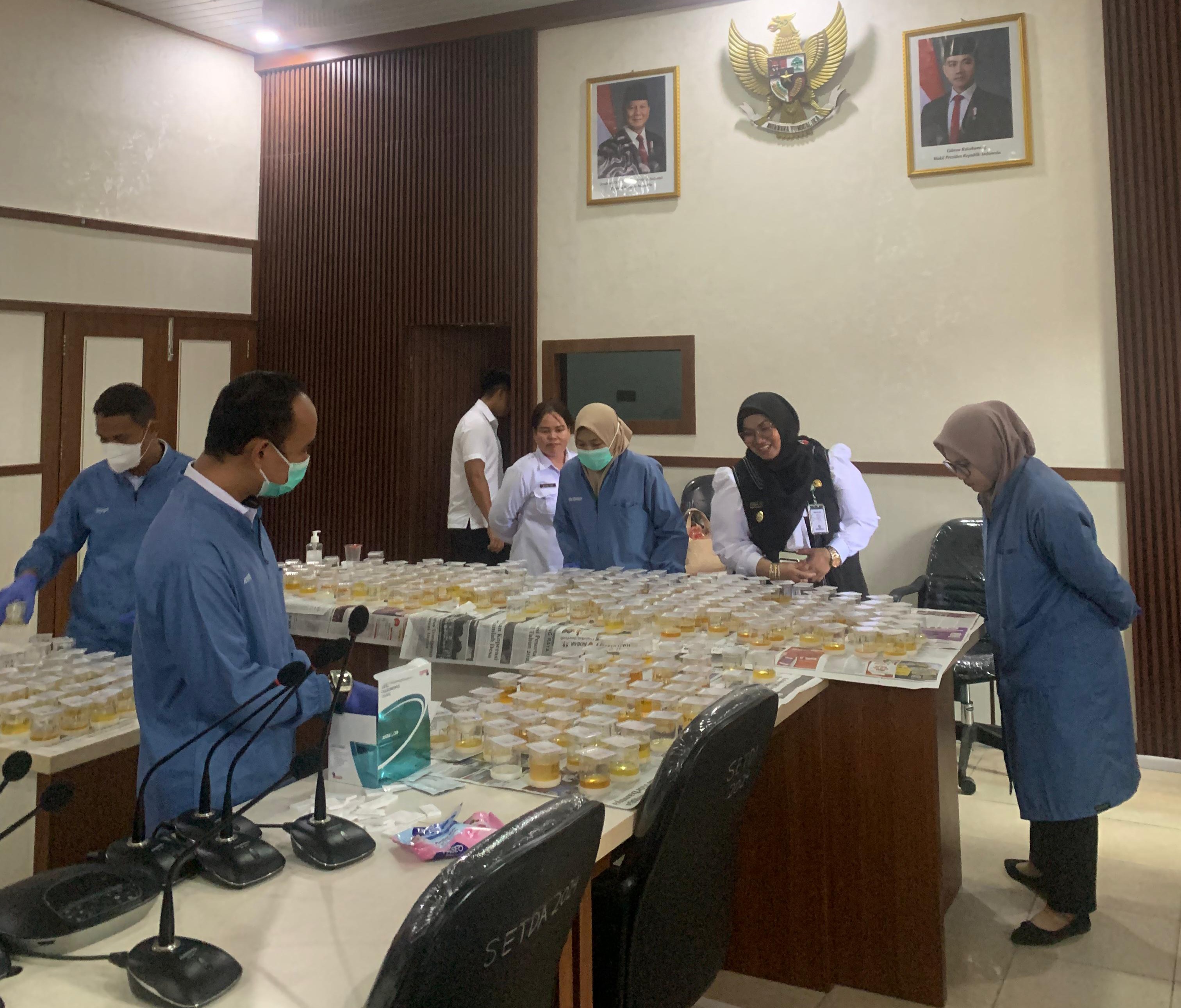 TES URINE: Salah satu ASN Setda Kotim serahkan sampel urine kepada petugas dari Labkesda Kotim, Rabu (21/5).&nbsp;WISNU FOR RADAR SAMPIT