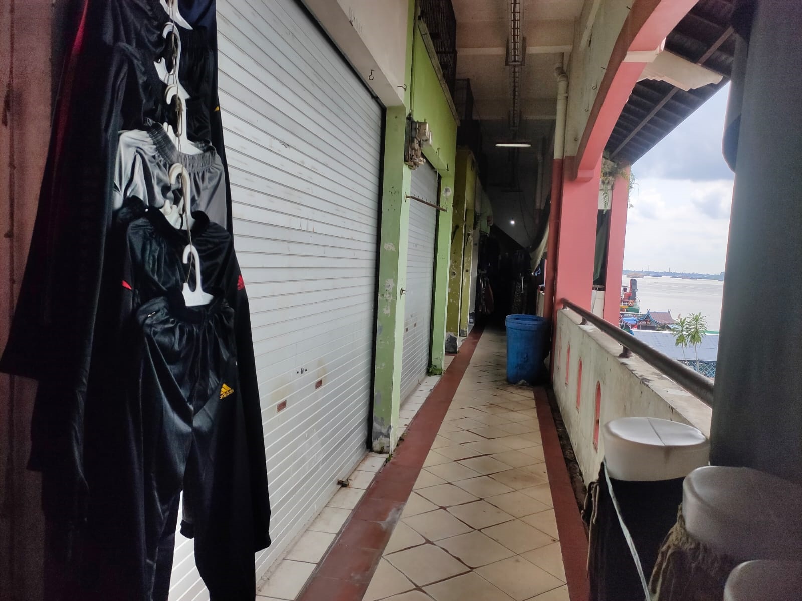 KOSONG: Salah satu lapak kosong di lantai 2 PPM Sampit.DOK. YUNI/RADAR SAMPIT