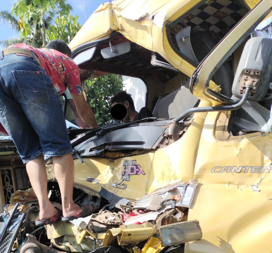 TERJEPIT: Situasi usai insiden kecelakaan truk di Jalan Pemuda, Sei Tatas, Kecamatan Pulau Petak (Info Respon Cepat Kapuas/Radar Sampit )