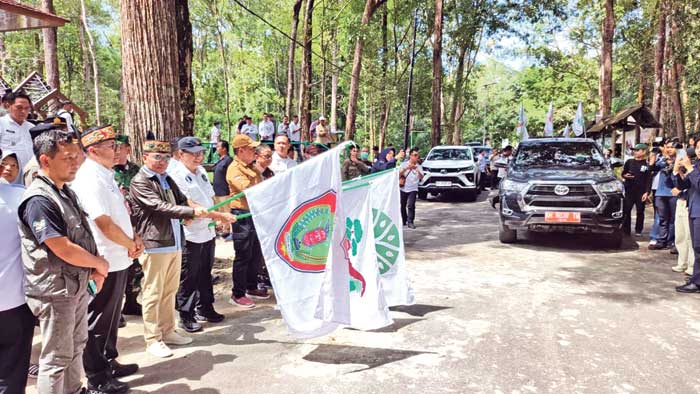 DUKUNG KELESTARIAN: Gubernur Kalteng Agustiar Sabran saat pelepasliaran lima orang utan ke Balai TNBBBR, Rabu (21/5).DODI/RADAR SAMPIT