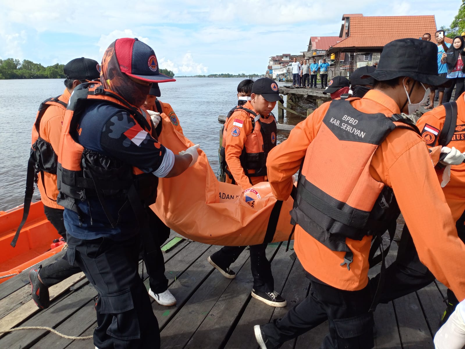 EVALUKASI: Tim gabungan berhasil menemukan Wagini (61) di kawasan Pasar Saik Kuala Pembuang, Kamis (22/5). (Satpolairud Seruyan/Radar Sampit)