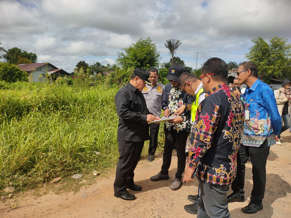 MENINJAU: Bupati Kotim Halikinnor bersama pejabat terkait meninjau area di ujung timur landasan pacu Bandara H Asan Sampit, Kamis (22/5).&nbsp;YUNI/RADAR SAMPIT&nbsp;