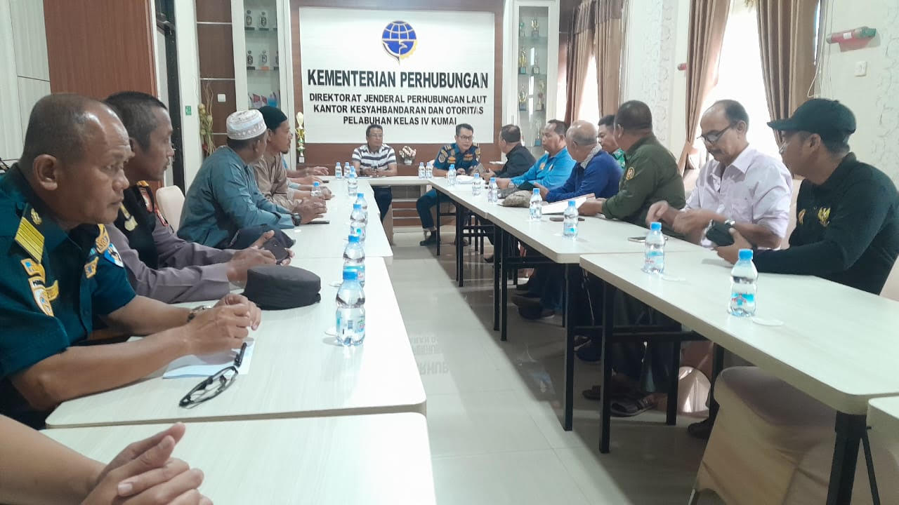 Mediasi beberapa tokoh masyarakat Kumai dengan KSOP, berkaitan dengan aktivitas bongkar muat kedatangan ternak babi di Pelabuhan Panglima Utar Kumai, Jumat (23/5).