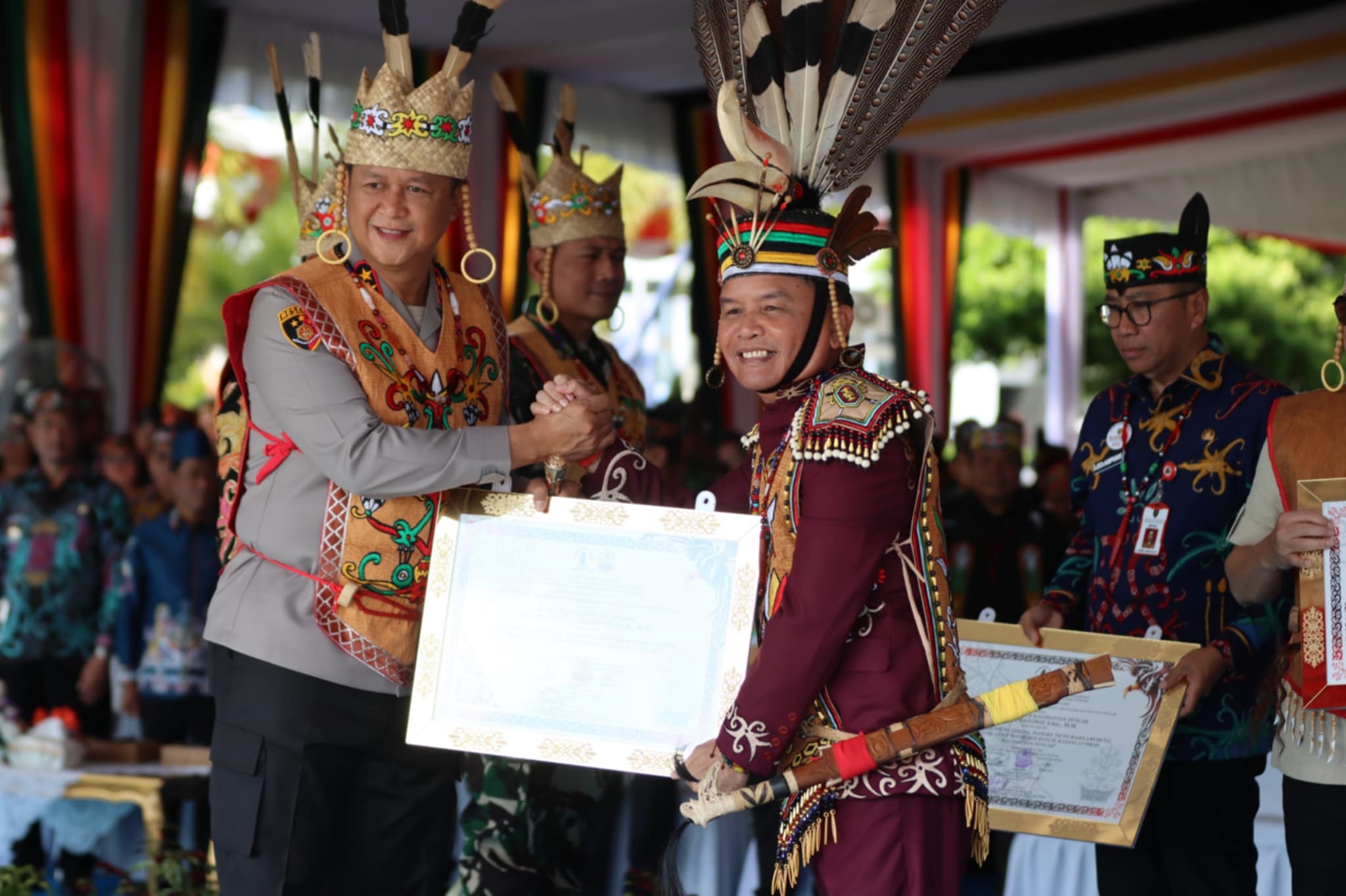 GELAR ADAT: Ketua DAD Kalteng yang juga Gubernur Kalteng Agustiar Sabran memberikan gelar kehormatan pada Kapolda Kalteng Irjen Pol Iwan Kurniawan.&nbsp;HUMAS POLDA KALTENG