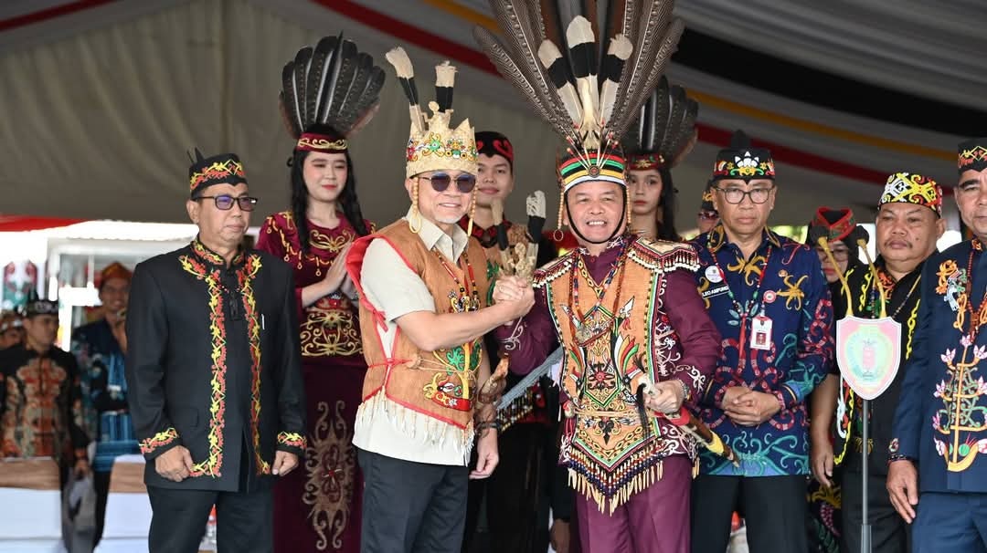 SINERGI BANGUN DAERAH: Gubernur Kalteng Agustiar Sabran bersama Menteri Koordinator Bidang Pangan Zulkifli Hasan pada kegiatan dialog pemerintah desa. PEMPROV KALTENG/RADAR SAMPIT
