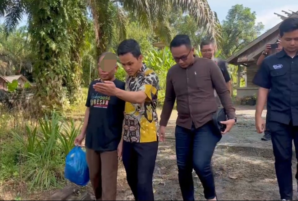 Mantan Kepala Desa Runtu, Juhlian, resmi dieksekusi oleh Kejaksaan Negeri Kotawaringin Barat pada Jumat (23/5) pagi sekitar pukul 08.15 WIB di kediamannya di Desa Sungai Rangit Jaya.