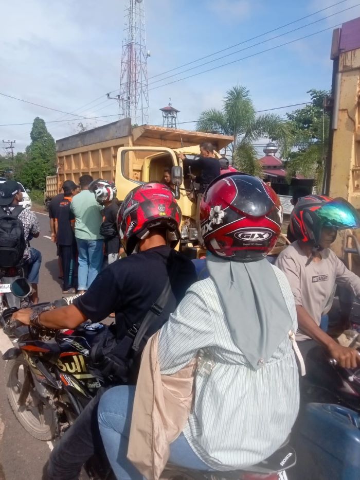 TERJEPIT : Situasi usai insiden kecelakaan truk di Jalan Pemuda, Sei Tatas, Kecamatan Pulau Petak, Kuala Kapuas. IRC KAPUAS FOR RADAR SAMPIT