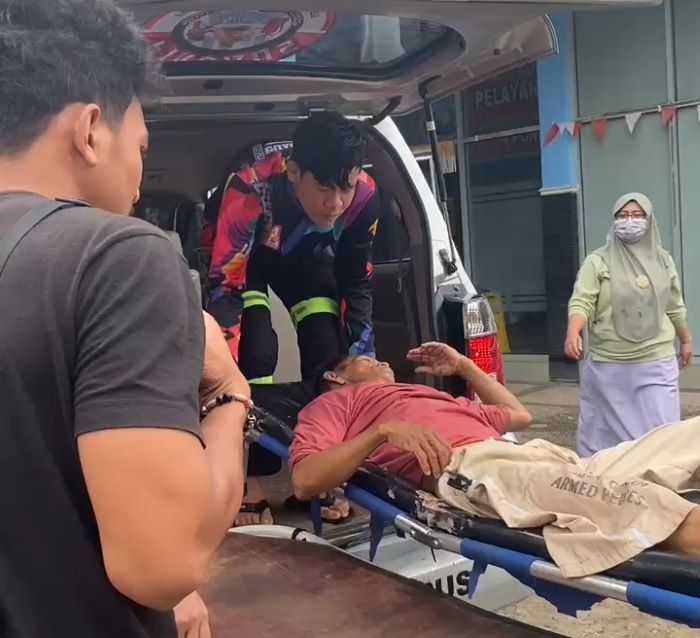 EVAKUASI : Isap, korban sengatan listrik di Jalan Sudirman saat dievakuasi relawan BPK Mahabbah ke IGD RSUD Kapuas, Jumat (23/05/2025) siang. YANUR FOR RADAR SAMPIT