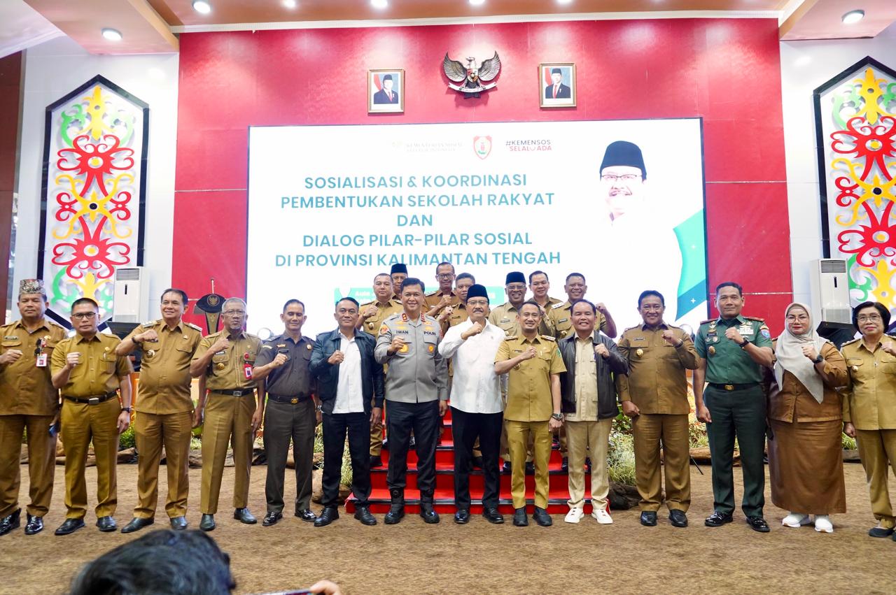 SEKOLAH RAKYAT: Gubernur Kalteng Agustiar Sabran dan Wakil Gubernur Edy Pratowo saat pertemuan dengan Menteri Sosial membahas program Sekolah Rakyat. (Pemprov Kalteng/Radar Sampit)