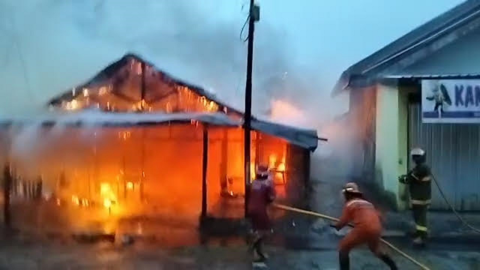 Kebakaran terjadi di Jalan Kawitan I, RT 17, Kelurahan Sidorejo, Kecamatan Arsel, Kabupaten Kobar, Kamis (22/5) pukul 18.44 WIB.