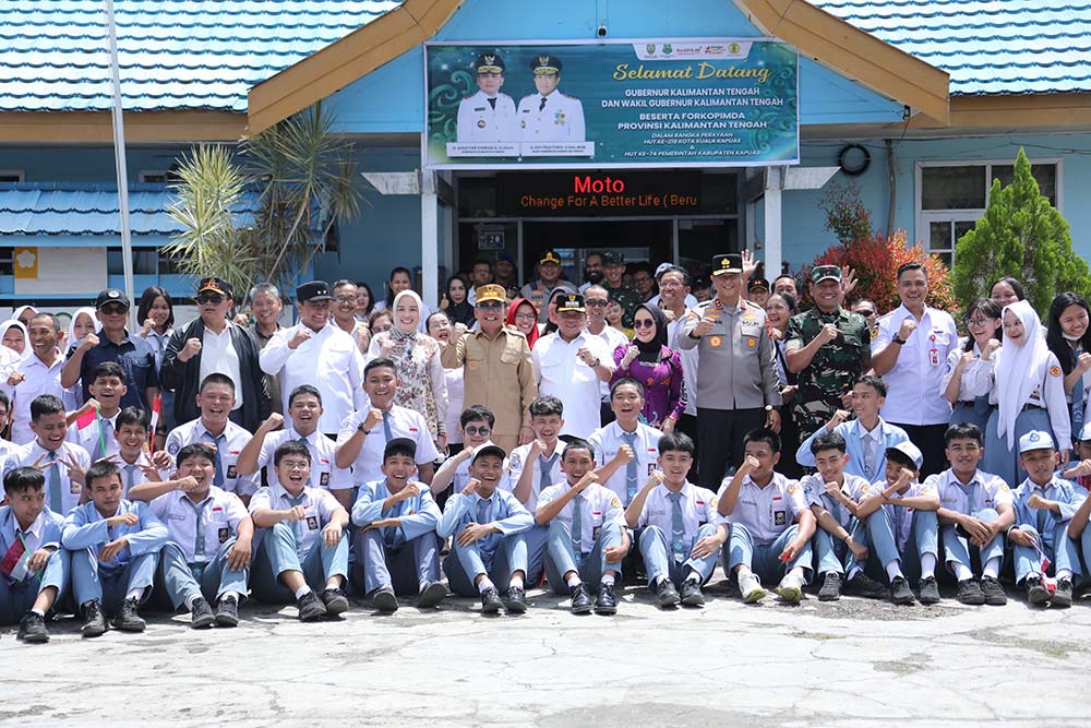 PEDULI PENDIDIKAN: Gubernur Kalteng Agustiar Sabran saat pertemuan bersama siswa dan siswi SMA Negeri 1 Kuala Kapuas.