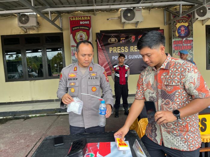 JUMPA PERS : Kapolres Gumas AKBP Heru Eko Wibowo didampingi Kasatres Narkoba Iptu Abi Wahyu Prasetyo menunjukkan barang bukti sabu pada kegiatan press rilis, Jumat (23/05/2025). ARHAM SAID/RADAR SAMPI