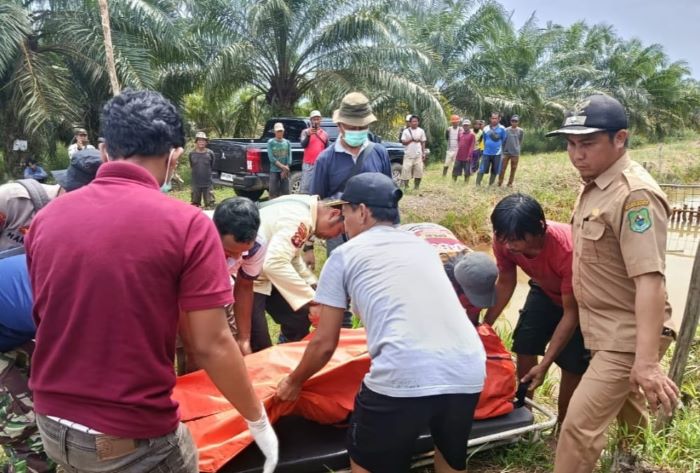 EVAKUASI : Petugas mengevakuasi jenazah Adi Dawamul Khoeri (28) operator pompa air perkebunan kelapa sawit yang ditemukan meninggal di dalam kolam. POLRES KAPUAS FOR RADAR SAMPIT