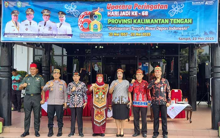 UPACARA: Wakil Bupati Kotim Irawati bersama jajaran pejabat lainnya saat upacara peringatan Hari Jadi Provinsi Kalteng ke-68 tahun di halaman Kantor Sekretariat Daerah Kotim, Jumat (23/5).&nbsp;HENY/RADAR