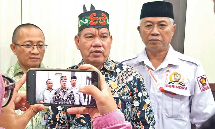 EVALUASI PROGRAM: Wakil Ketua I DPRD Kotim Juliansyah mendampingi tenaga ahli Kementerian Pertanian RI Mudjid Burohman, Jumat (23/5).RADO/RADAR SAMPIT