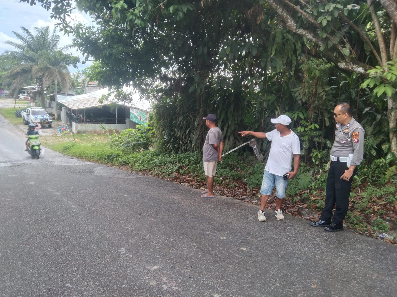 OLAH TKP: Satlantas Polresta Kobar saat mendatangi Jalan Padat Karya, Kelurahan Baru, Kecamatan Arsel, Kobar, Sabtu (24/5).