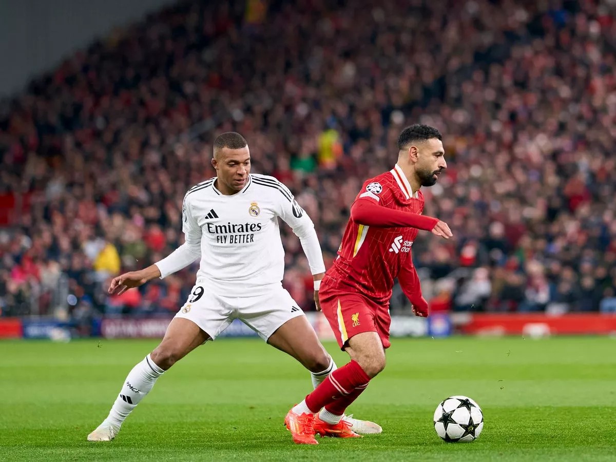 Pertemuan Kylian Mbappe dan Mohamed Salah di ajang Liga Champions Eropa musim ini.