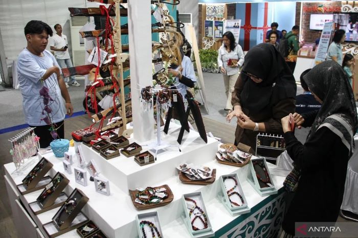 Pengunjung mengamati produk UMKM pada pameran Kalteng Expo 2025 di Gor Indoor Serbaguna, Palangka Raya, Kalimantan Tengah, Selasa (20/5/2025). ANTARA FOTO/Auliya Rahman/rwa.