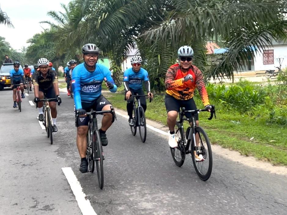Dirpolairud Polda Kalteng Kombes Pol Dony Eka Putra dan Kapolres Kotim AKBP Resky Maulana Zulkarnain, saat bersepeda menempuh jarak 60 kilometer, Sabtu (24/5) pagi.