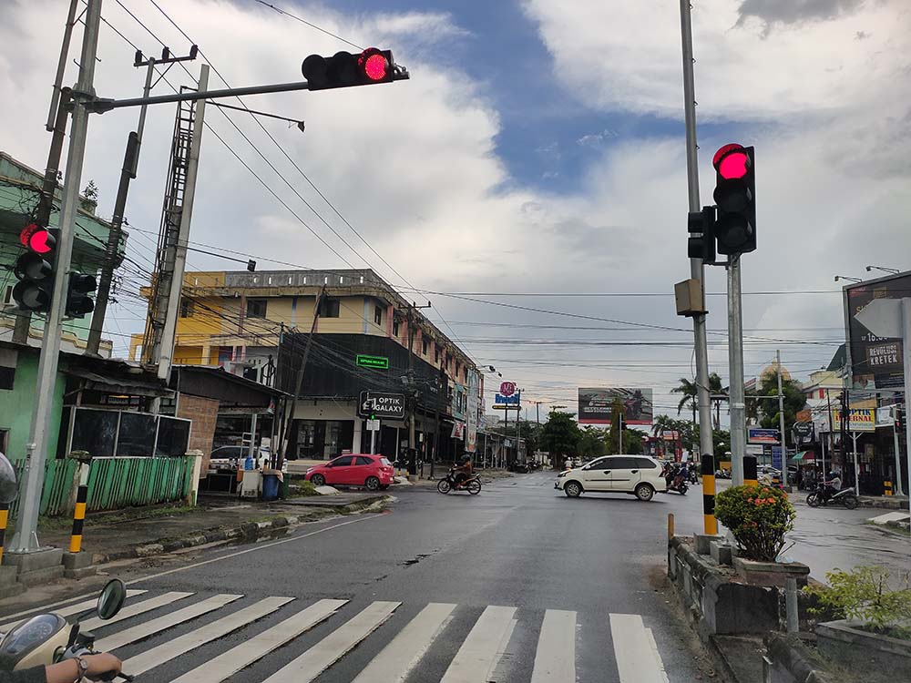 APILL: Salah satu titik lampu lalu lintas di persimpangan Jalan HM Arsyad - MT Haryono yang dilakukan peremajaan berbasis digital oleh dinas terkait, Sabtu (24/5).&nbsp;YUNI/RADAR SAMPIT