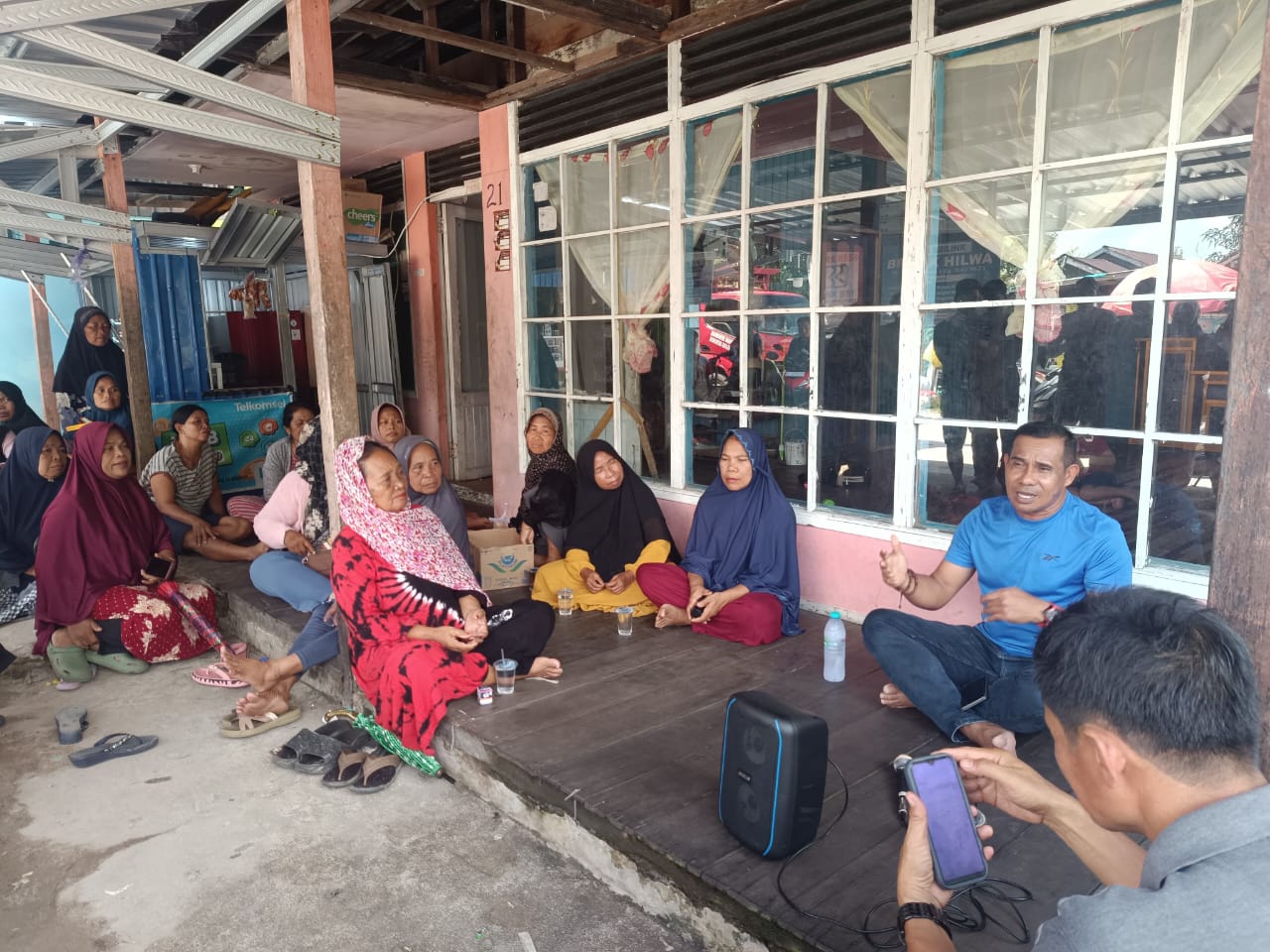 PERTEMUAN : Lurah Baamang Hulu Rudi Setiawan memberikan pemahaman kepada warga terkait kesalahpahaman rencana penutupan Jalan Bangkirai, Sabtu (24/5). (RUDI SETIAWAN UNTUK RADAR SAMPIT)