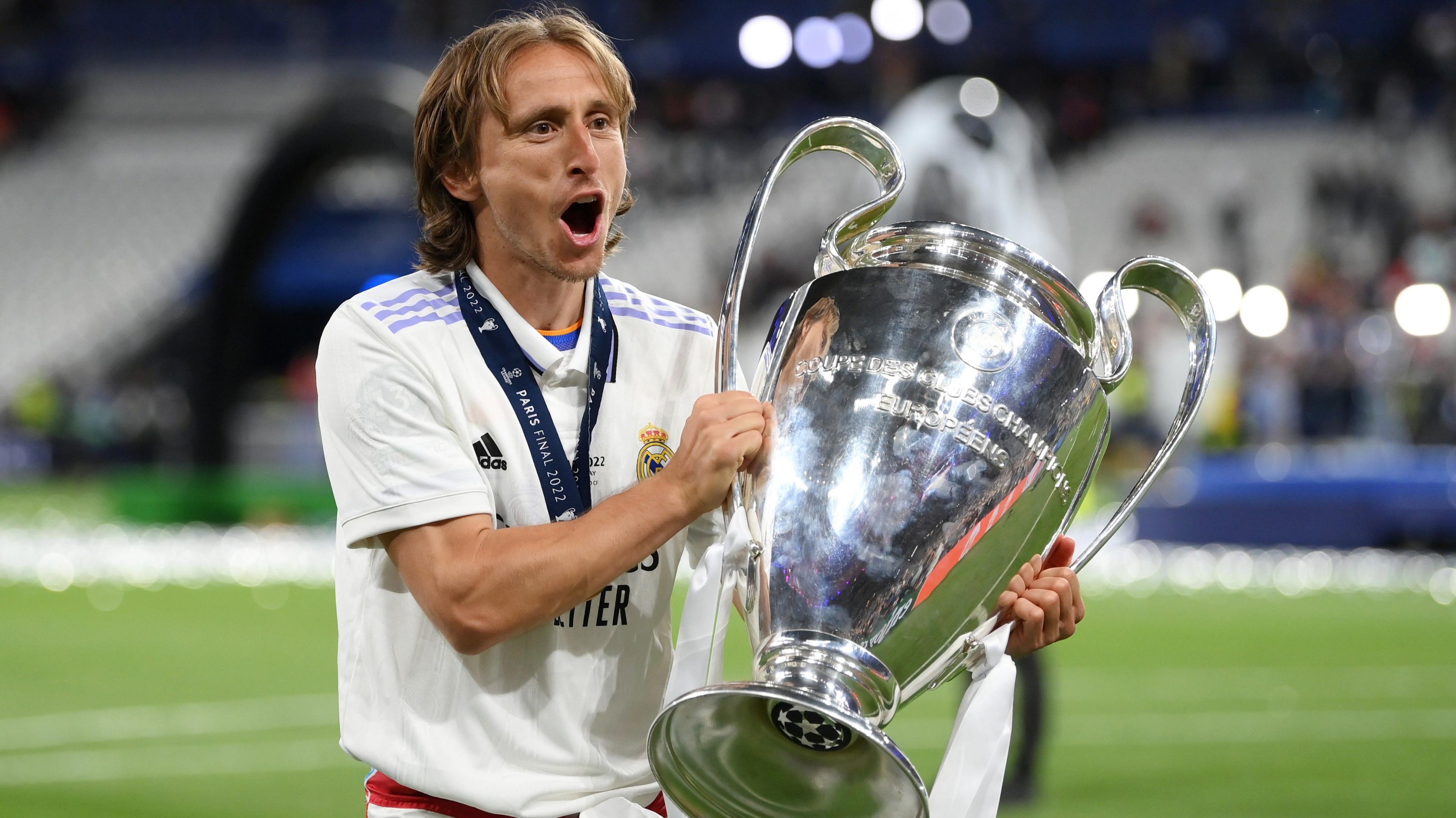 Salah satu legenda Real Madrid Luka Modric, dengan Piala Champions di tangannya